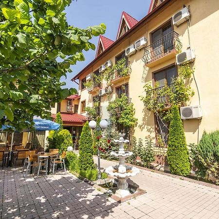 Hotel Sym Ploieşti Exteriér fotografie